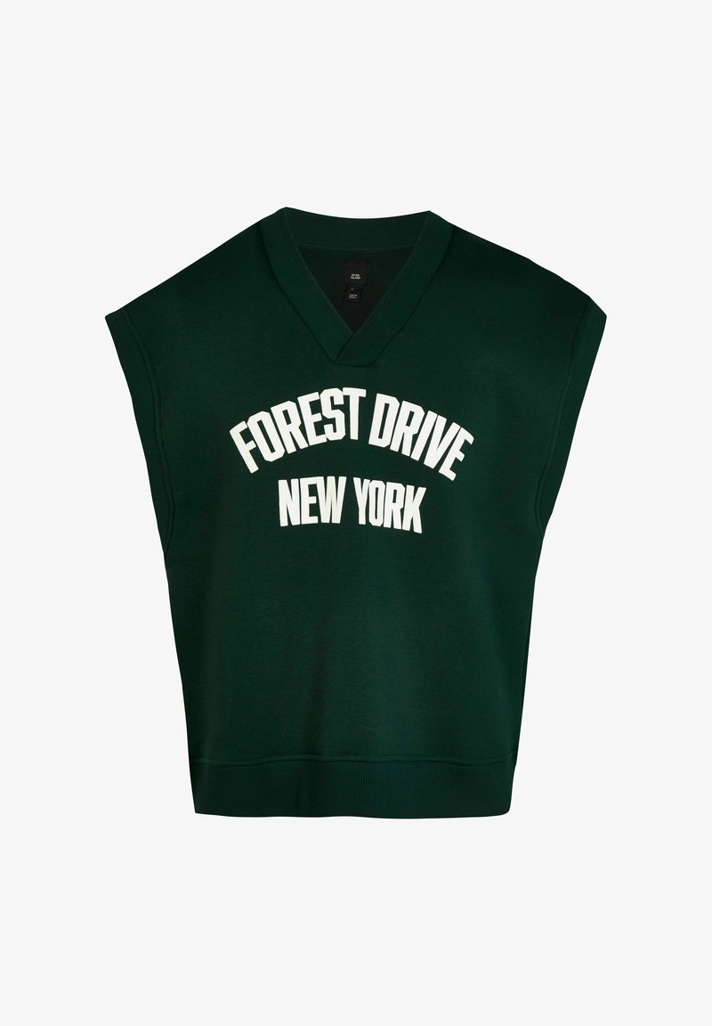 Sweat-shirt sans manches vert foncé avec col en V et texte blanc "FOREST DRIVE NEW YORK" imprimé sur le devant.