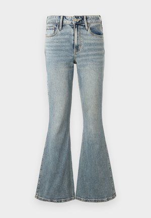 Jean denim bleu clair taille haute avec jambes évasées, bouton à l'avant, fermeture éclair, et design à cinq poches sur fond blanc.
