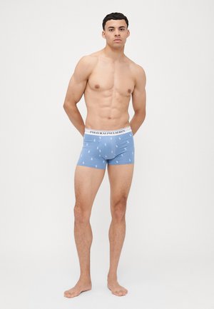 Kék boxer alsónadrág kontrasztos fehér derékszíjjal, amelyen a "POLO RALPH LAUREN" felirat látható, kicsi fehér pólojátékos mintákkal díszítve.