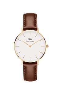 Okrúhle hodinky so zlatým puzdrom, bielym ciferníkom, zlatými hodinovými značkami a hnedým koženým remienkom. Obsahuje logo značky "Daniel Wellington."