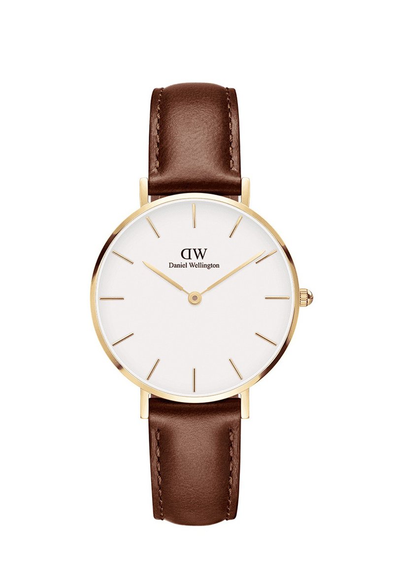 Okrúhle hodinky so zlatým puzdrom, bielym ciferníkom, zlatými hodinovými značkami a hnedým koženým remienkom. Obsahuje logo značky "Daniel Wellington."