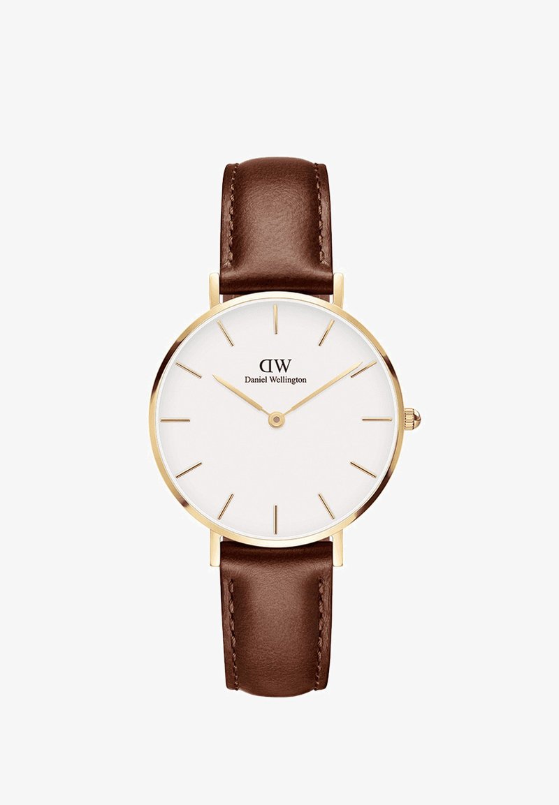 Okrągły zegarek ze złotą kopertą, białą tarczą, złotymi znacznikami godzin i brązowym skórzanym paskiem. Posiada logo marki "Daniel Wellington."