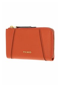 Portefeuille en cuir orange avec une finition texturée, doté d'un logo doré et de ferrures de fermeture éclair. Design slim avec des accents légèrement angulaires.