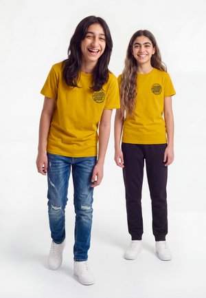Santa Cruz, YOUTH STAMPED OPUS UNISEX - Μπλουζάκι με στάμπα - mustard