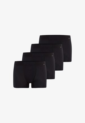 Fire par sorte herreboxershorts arrangeret i en trappetrinsrækkefølge på en hvid baggrund.