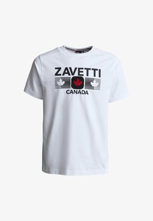 Hvit T-skjorte med korte ermer med teksten "ZAVETTI CANADA" og tre lønnebladgrafikker på brystet, ett rødt i midten.