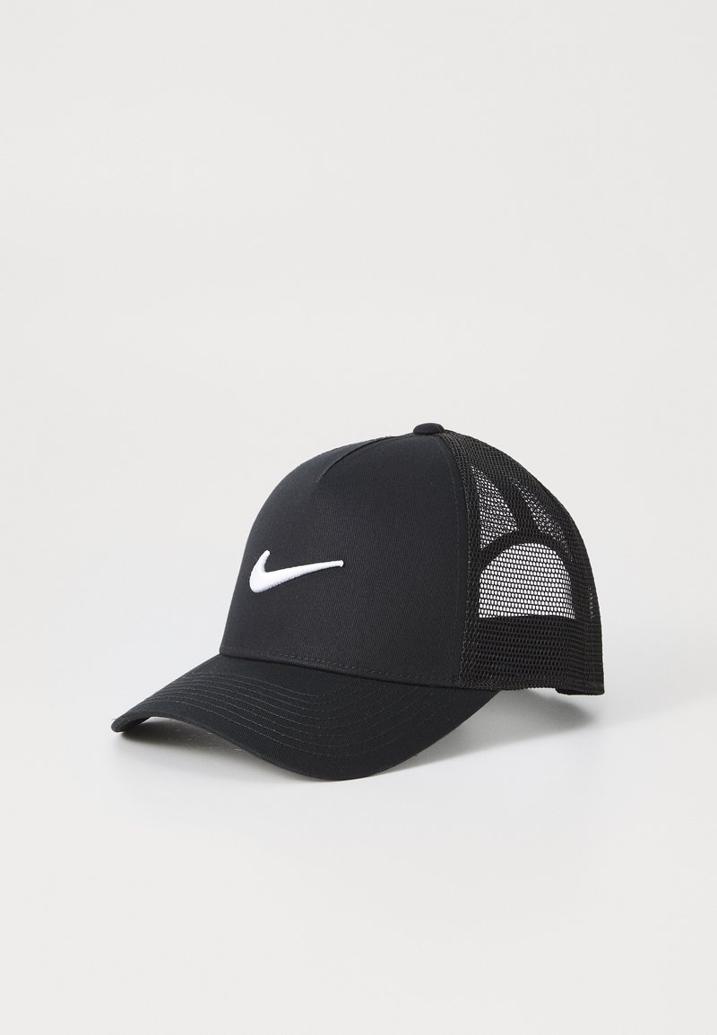 Svart caps med solid front og mesh bak, med en hvit Nike-logo på fronten. Bøyd skygge og justerbar stropp.