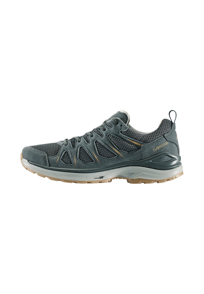 Scarpa da trekking leggera di colore grigio scuro, con tomaia in rete e suede, sistema di laccio testurizzato e suola in gomma resistente con linguetta per il sollevamento.