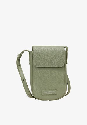 Kleine strukturierte Umhängetasche in salbeigrün mit verstellbarem Riemen und Klappverschluss, Marc O’Polo Logo-Patch auf der Vorderseite.