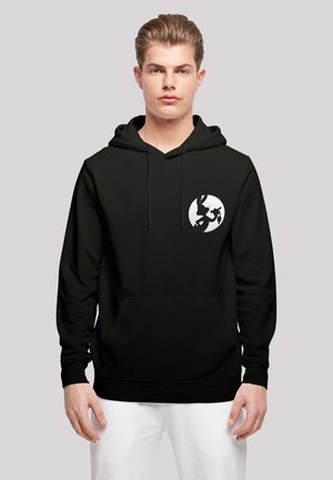 Sort hættebluse med en frontlomme i kængurustil, som har et rundt hvidt grafik med et sort design på venstre brystområde.