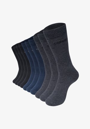 Nove paia di calzini a metà polpaccio in nero, blu navy e grigio scuro, disposti affiancati su uno sfondo bianco.