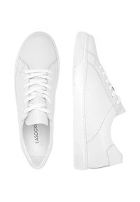 Białe trampki na sznurówki z gładką skórzaną cholewką, wyściełanym kołnierzem i gumową podeszwą, o minimalistycznym designie i subtelnych detalach w stawach.
