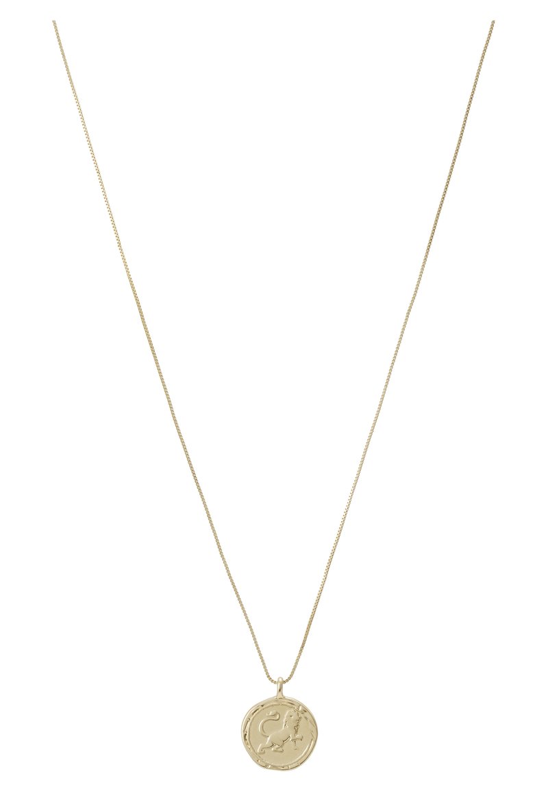 Collar con colgante en tono dorado que presenta un charm redondo con un diseño en relieve y una cadena delicada. La textura de la cadena es suave y fina.