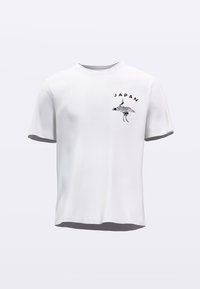 Balta kokvilnas T-krekls ar īsām piedurknēm, kreisajā krūšu daļā ar melnu dzimšanas grāfa grafiku un vārdu "JAPĀNA" biezā fontā.