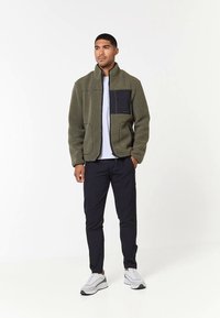 CLOSURE London BORG TECH - Fleece jacket - olive