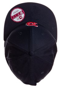 Cappellino da baseball nero in cotone con visiera piatta, logo rosso ricamato sul fronte e fori di ventilazione sui lati.