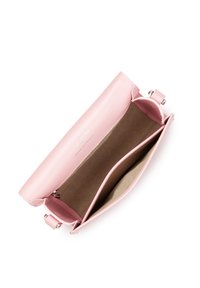 Borsa a mano in pelle rosa con una superficie liscia, accenti argentati e un interno vuoto che mostra una fodera marrone chiaro e senza tasche aggiuntive.