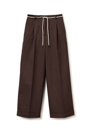 Bruine broek met wijde pijpen, omgeslagen boorden en een witte koordceintuur, voorplooien en ceintuurlussen tegen een witte achtergrond.