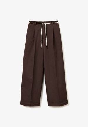 Bruine broek met wijde pijpen, omgeslagen boorden en een witte koordceintuur, voorplooien en ceintuurlussen tegen een witte achtergrond.