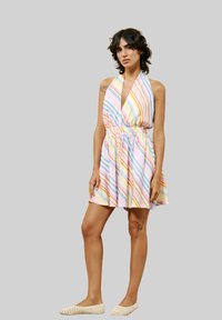 Ein Neckholder-Kleid mit mehrfarbigen horizontalen Streifen in Pastellfarben, elastischem Bund, weichem Stoff und fließendem Rock.