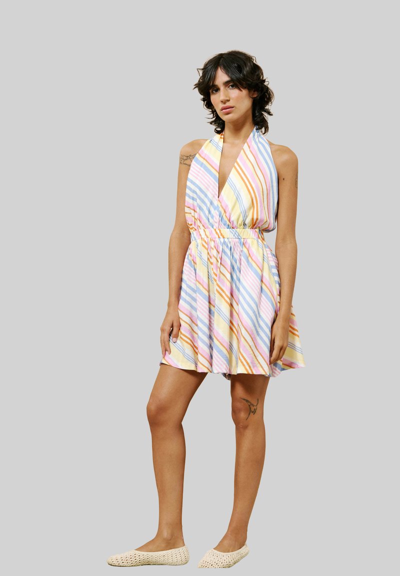 Ein Neckholder-Kleid mit mehrfarbigen horizontalen Streifen in Pastellfarben, elastischem Bund, weichem Stoff und fließendem Rock.