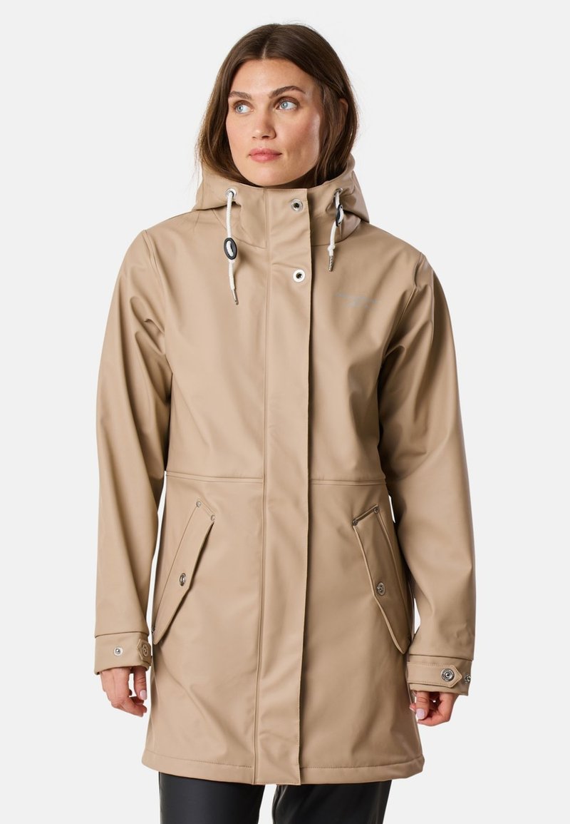 Veste imperméable beige avec capuche, cordons de serrage réglables, poches avant à boutons-pression et fermetures à bouton. Texture lisse et coupe mi-longue.