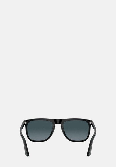 Černé sluneční brýle s obdélníkovými čočkami, tmavě šedým gradientním zabarvením, hladkým plastovým rámem a štíhlými nohami s minimem hardwarových detailů.