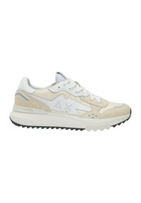 Scarpa sportiva beige e bianca con una combinazione di suede e rete. Presenta una suola testurizzata e un dettaglio del logo sul lato. Design a punta rotonda.