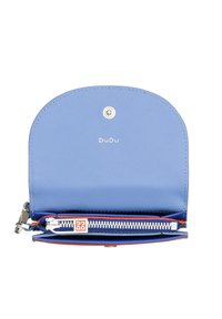 Portafoglio in pelle blu con parte superiore arrotondata, chiusura a scatto in argento, zip blu e rossa, e marchio al centro in alto. Interno testurizzato per un'organizzazione ottimale.