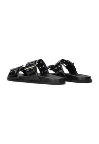 Zwarte platte sandalen van glanzend synthetisch materiaal, voorzien van meerdere verstelbare banden met zilverkleurige hardware en een gestructureerde zool.