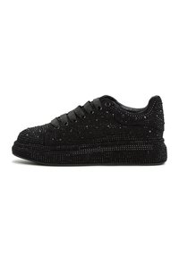 Crne suede tenisice ukrašene rhinestones, s zaobljenim vrhom, čipkastim dizajnom i teksturiranim platformskim đonom.