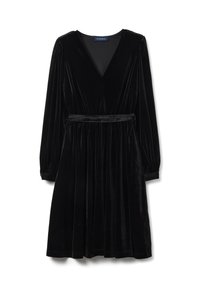 Vestido de terciopelo negro con mangas largas, escote en V, cintura elástica y falda fruncida. Presenta una textura suave y un diseño ajustado.