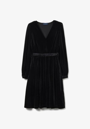 Abito in velluto nero con maniche lunghe, scollo a V, vita elasticizzata e gonna arricciata. Presenta una texture liscia e un design aderente.