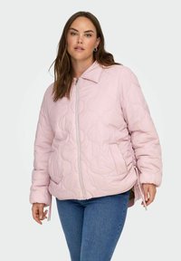 Gesteppte rosa Jacke mit Reißverschluss vorne, Kragen, Seitentaschen und verstellbaren Kordeln am Saum. Verfügt über eine weiche, gepolsterte Textur.