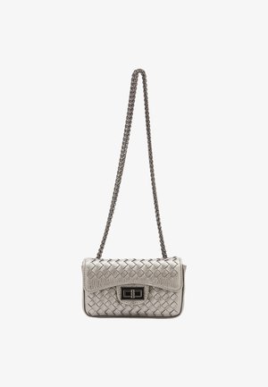 Kootud metallikhõbedane käekott, millel on kett rihm, ristküliku kuju ja lukuga sulgemine. Tekstuuriga viimistlus ja peen muster.