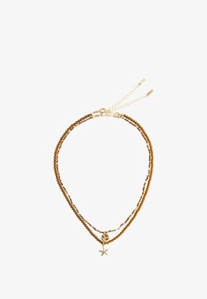 Doppellagige Perlenkette mit braunen und mehrfarbigen Perlen, goldenen Verschlüssen und einem Anhänger in Form eines goldenen Seesterns und einer runden Medaille.