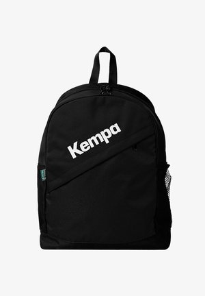 Zwarte rugzak met een gladde stoffen afwerking, voorzien van een groot wit "Kempa" logo, een handvat aan de bovenkant en een zijvak van mesh.