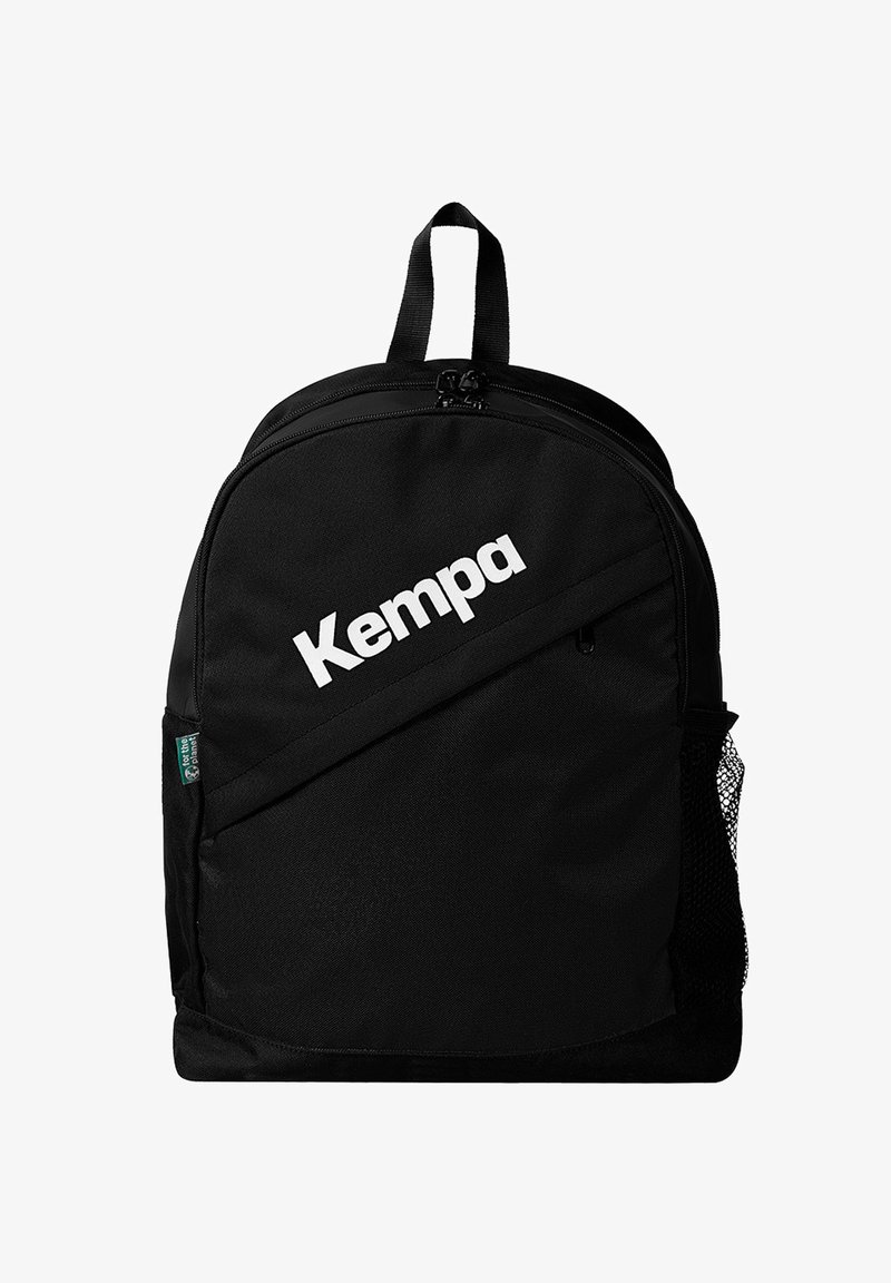 Zwarte rugzak met een gladde stoffen afwerking, voorzien van een groot wit "Kempa" logo, een handvat aan de bovenkant en een zijvak van mesh.