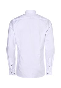 Weißes Langarmhemd mit klassischem Kragen, geknöpften Manschetten mit schwarzen Knöpfen und glatter, einfarbiger Textur.