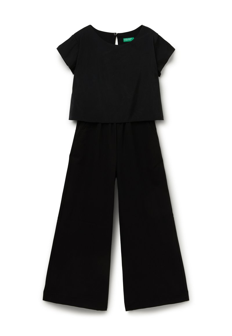 Zwarte korte mouwen crop top met bootnek en wijdvallende hoge taille broek, plat gelegd op een witte achtergrond.