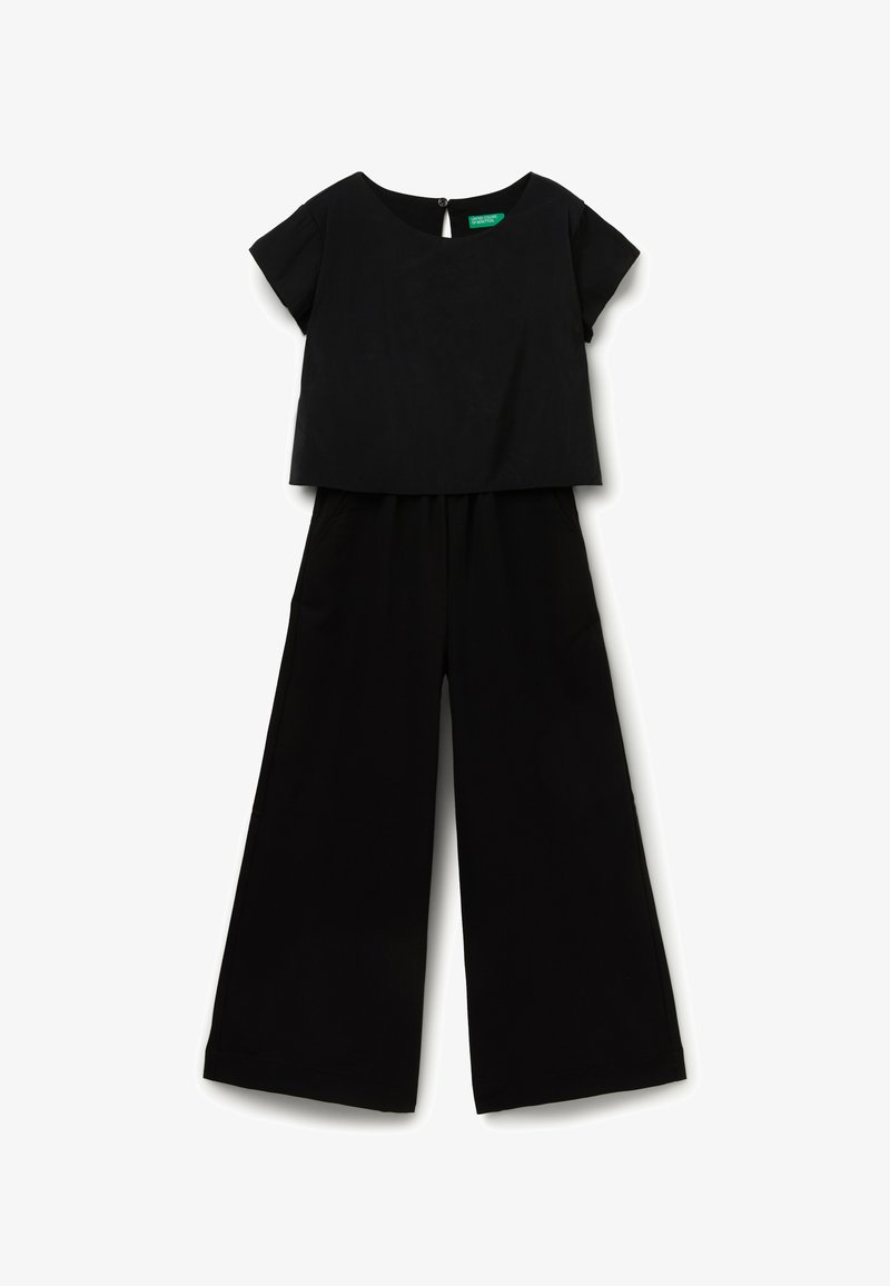 Top corto negro de manga corta con escote barco y pantalones de pierna ancha de cintura alta, dispuestos sobre un fondo blanco.