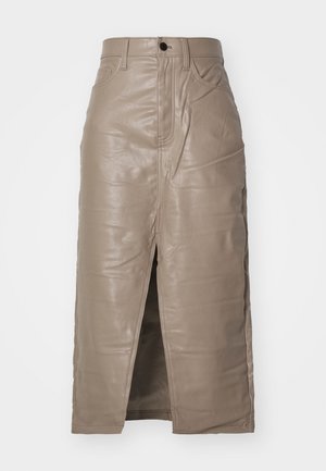 Taupekleurige leren rok tot op de knie met een centrale split aan de voorkant, lussen voor een riem, twee steekzakken aan de voorkant en een enkele knoopsluiting.