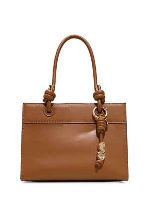 Sac à main en cuir marron avec des anses nouées et des breloques décoratives dorées suspendues à une anse.