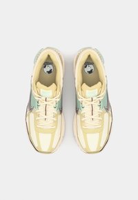 Nike Sportswear ZOOM VOMERO 5 STYLE - Sneakers - team gold/fauna brown/pale ivory/seafoam/metallic platinum