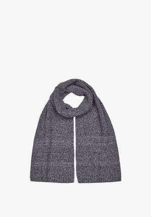 Grauer gestrickter Schal mit strukturiertem Muster, oben zu einer Schlaufe gelegt, auf weißem Hintergrund dargestellt.