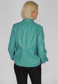 Turquoise leren jas met een getailleerd ontwerp, zichtbare stiksels en een gladde textuur. De achterkant toont een gestructureerd silhouet.