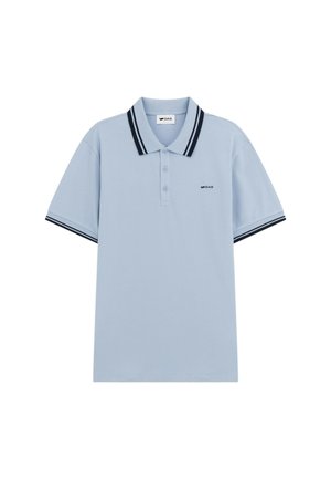 Polo shirt azzurro chiaro con colletto a righe nere e bianche e polsini, dotato di pattina con tre bottoni e piccolo logo sul petto.