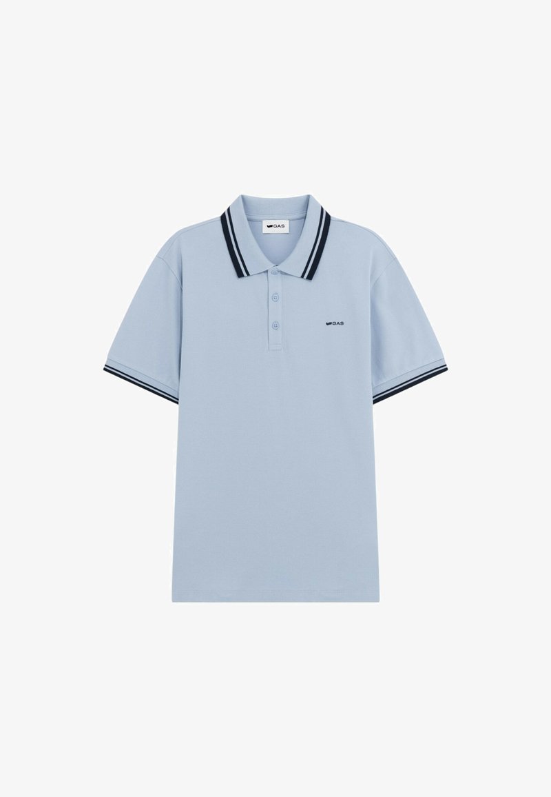 Polo shirt azzurro chiaro con colletto a righe nere e bianche e polsini, dotato di pattina con tre bottoni e piccolo logo sul petto.