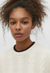 Stradivarius CABLE - Strickpullover - beige
