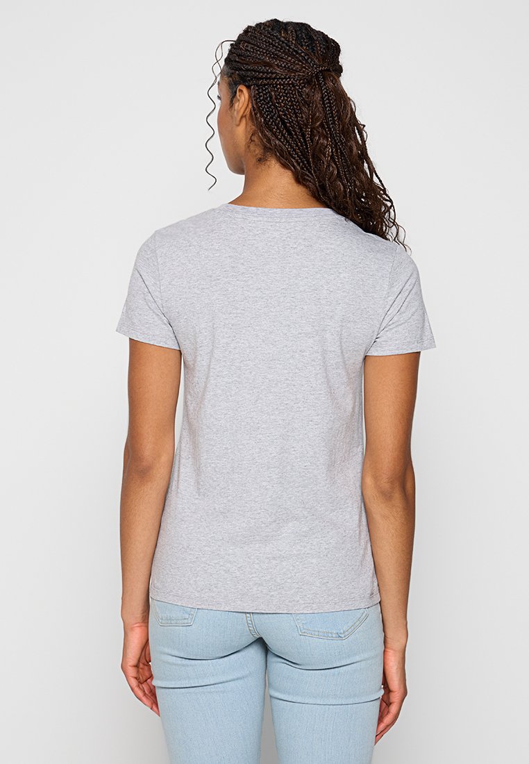 T-shirt gris à manches courtes avec un col rond, fabriqué en tissu doux, présentant un design simple et une coupe ajustée.